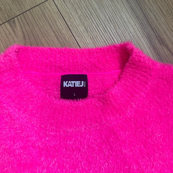 Amazing, brand new, size L sweater!! Please dm me with any questions or offers! - Picture 3 of 4